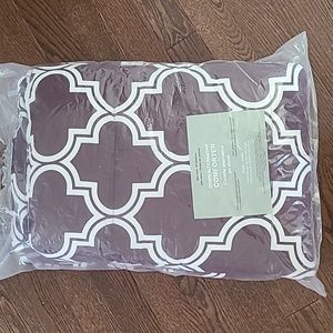 Queen size down alternative comforter